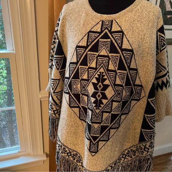 Bobeau – Fringe Poncho, Black and Tan Long - 3/4 Sleeve Crewneck Sweater - Picture 2 of 12